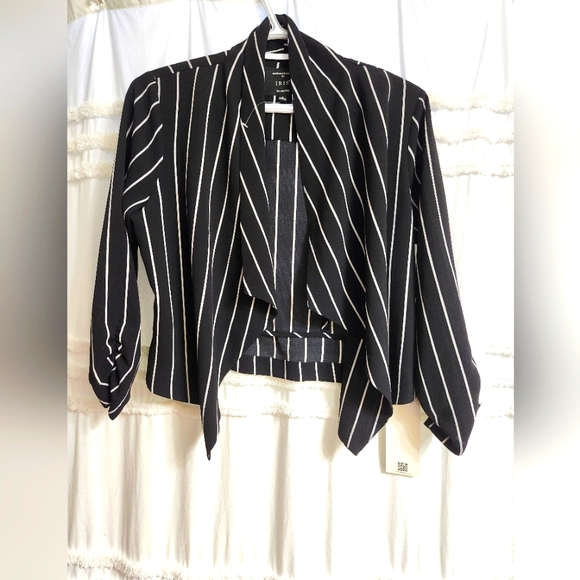 BNWT Black & white cropped blazer.. Final Price. - Picture 1 of 8